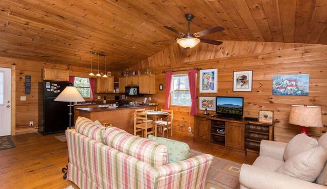 Mountain Muse - Cozy Cabin, Beautiful Setting!