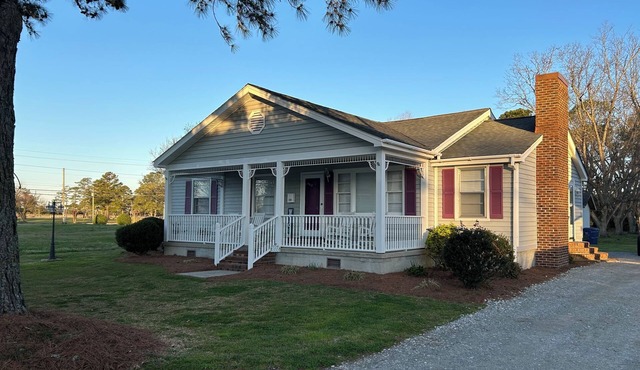 Nana’s Charming 4-bedroom cottage in serene Belhaven close to all amenities.