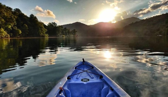 Nature Retreat on Beautiful Nantahala Lake (Private Dock)