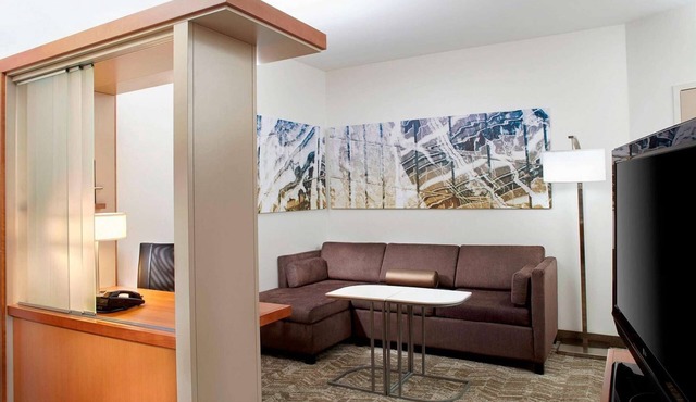 Near Six Flags Great America + Breakfast & Pool in Waukegan