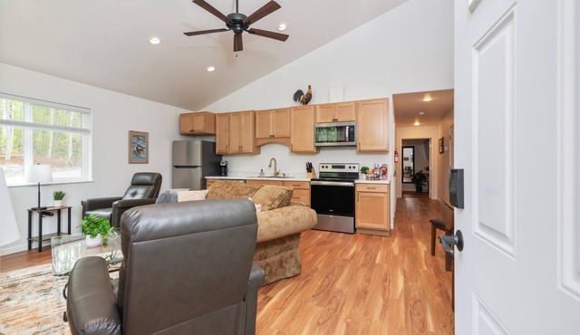 Nestled Between Two Lakes Relaxing 2-bed house w/Wi-Fi in charming Meadow Lakes