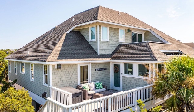 New decks, ocean views, steps to South Beach, close to shopping and BHI club