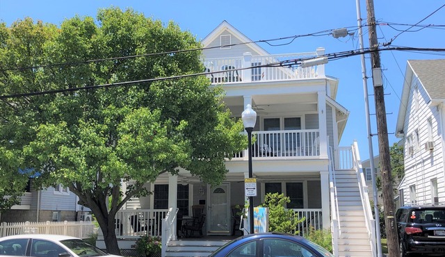 New Downtown Large Beach House – Steps to the Beach & Boardwalk - 3 Kitchens