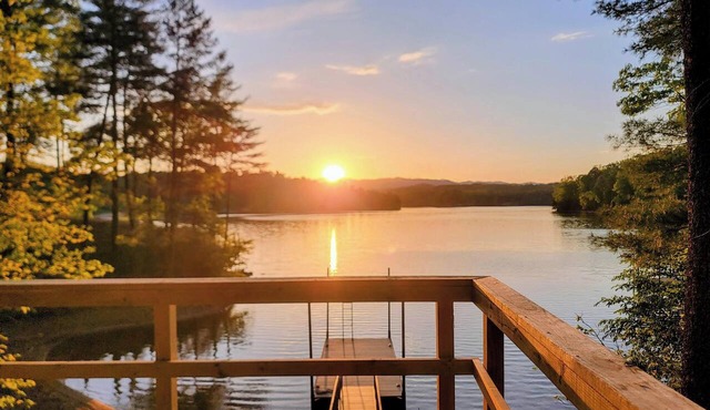 NEW Lakefront Beach, Game Room, Hot Tub, Treehouse, Kayaks, Dock, Movie Room