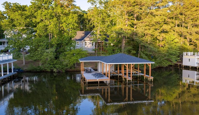 New! Lakefront, Dock, Kayaks, Firepit & Game Room