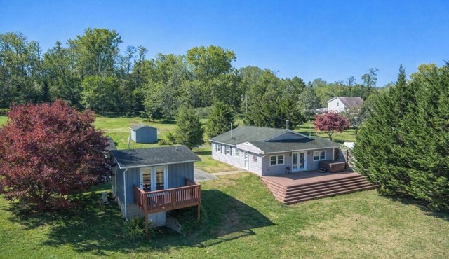 New River Riverfront | Hot Tub + Kayaks | Trophy Muskie Fishing | Near VT in Belspring