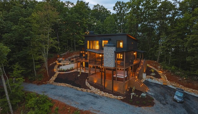 !NEW! The Ellewood A Modern Mountain Chalet - Hot Tub, Outdoor Pool Table, Gym