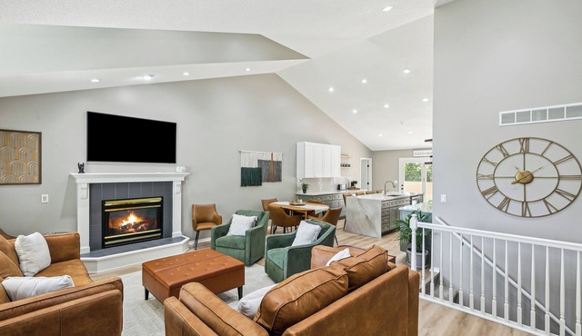 Newly Renoed Spotless Large Home on Quiet Cul de Sac. Game Room and Fenced Yard!