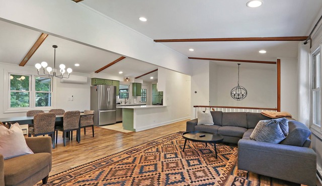 Newly renovated 4-bed, 2-bath spacious home, walking distance to Lake Geneva.