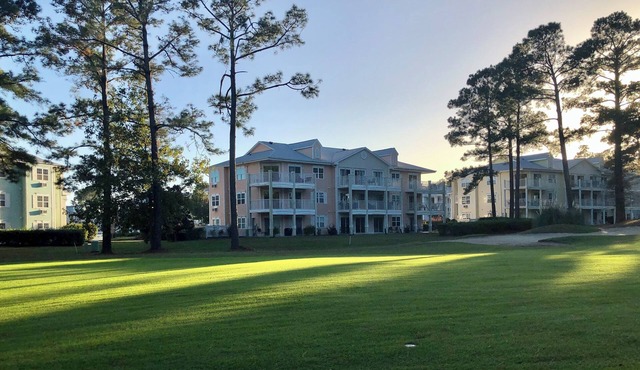 Nice room with mini kitchen in prestigious Brunswick Plantation Golf. in Calabash