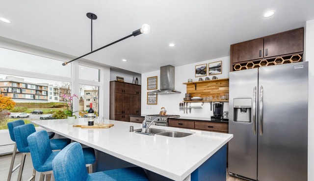 Ocean & mountain-view townhome with heated garage & fireplace - dog-friendly