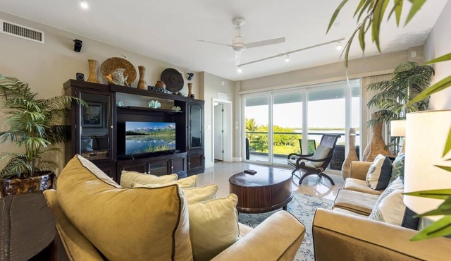 Oceanfront 2BR/2.5BA Mariner's Club Villa 533 with Oasis Pool, Marina, Game Room & More in Key Largo