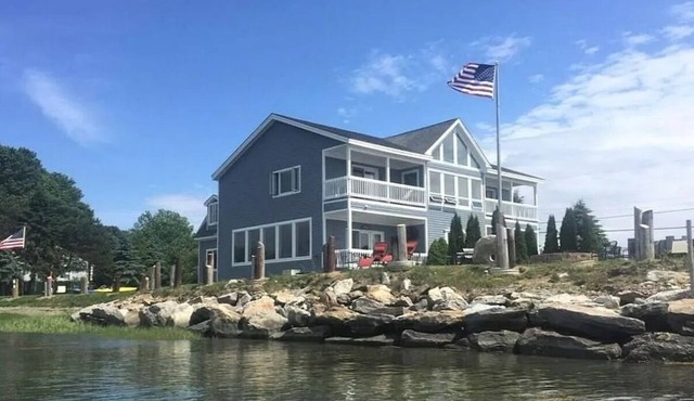 Oceanfront 4 bed, 3 bath colonial beach home, right on Casco Bay!