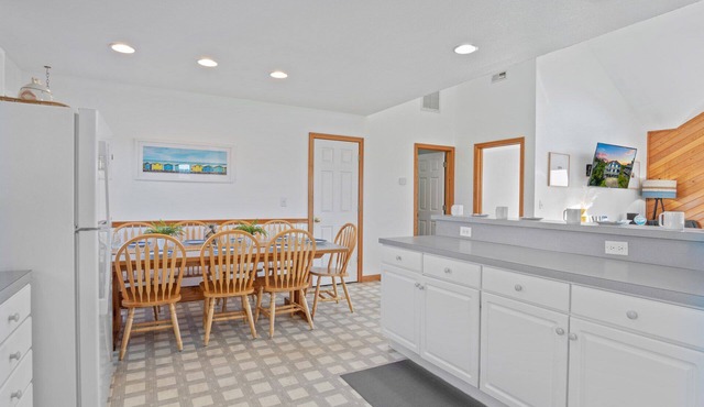 Oceanside Dog Friendly Home w/Hot Tub, Screen Porch, Media Room, Beach Nearby in Waves