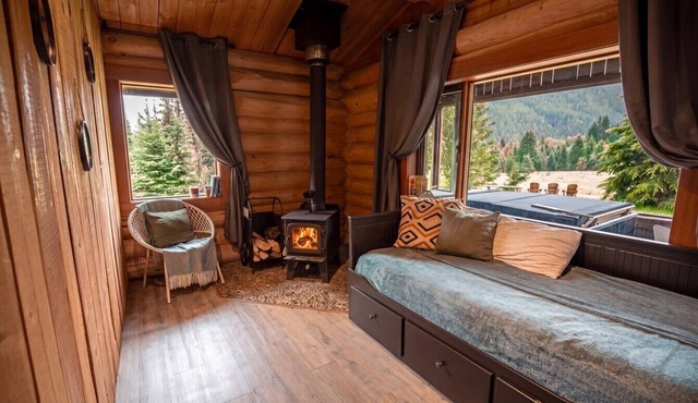 Off-Grid Wilderness Cabin with Mountain Views, Hot Tub, Sauna & Canoes in Provincial Park