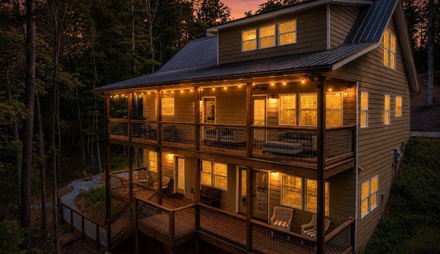 On the River with Arcade, Firepit & Pet Friendly! in Dahloenga