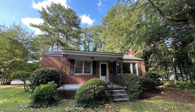 Palm Cottage - Centrally Located Brick Home on Quiet Street