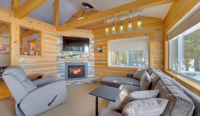 Palmyra Cottage w/ Deck on Whites Pond!