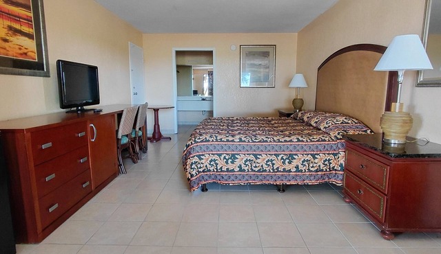 Paramount Lakeside Inn & Suites
