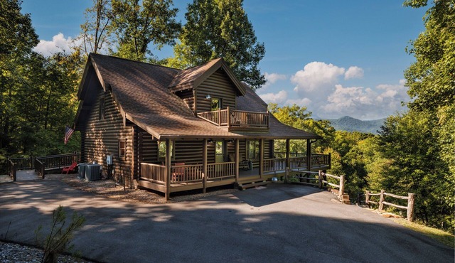 Peaceful Paradise secluded mountain log cabin with scenic view and game room