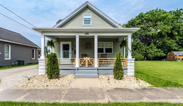 Peaceful Pet-Friendly Cottage Near Starved Rock+EV Charger+Fully Fanced Yard! in Ottawa