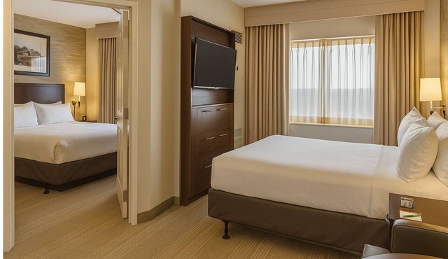 Perfect for Groups! 3 Pet-friendly Units, Complimentary Airport Shuttle!