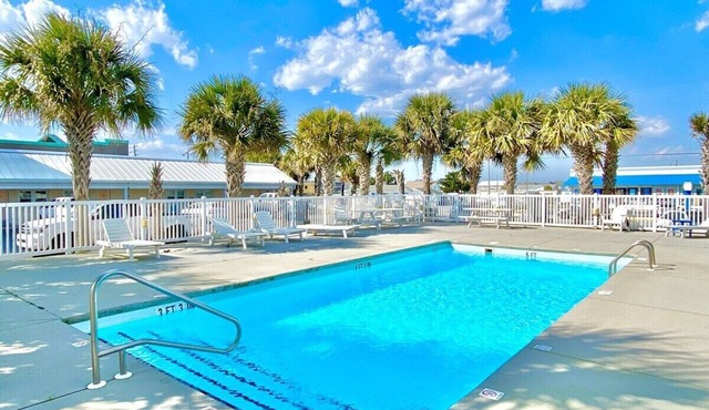 Pet-friendly, 3 Blocks to Beach, Pool, #301 in Atlantic Beach