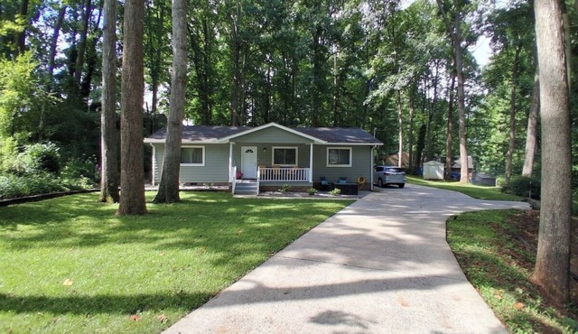 Pet-Friendly Wooded Retreat, 3BDRM, Mins to Downtown Statesville