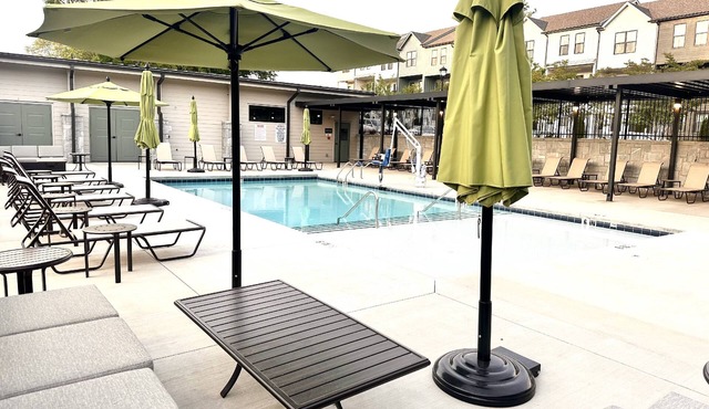 Pool/5 Miles to the World Cup/EV Charger/Free Garage Parking/Outside Space/Pet Friendly