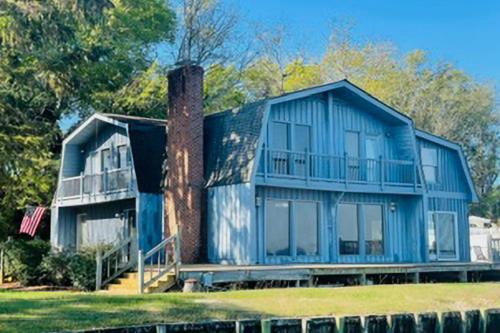 Pool, Dock! Group Getaway on Chowan River
