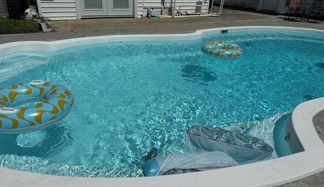 Pool House! Great large house for family vacation in Broussard