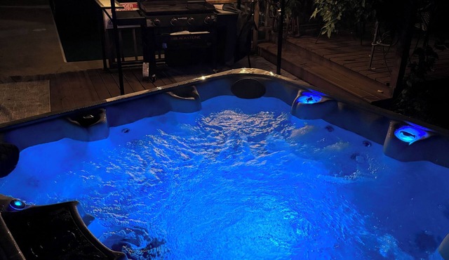 Private Hot Tub, Deep Pool, Fire Pit, 3 King, 1 Queen, TV!