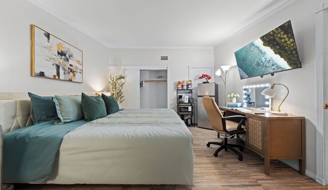 Private Studio w King Bed, Bathroom, 1 Parking