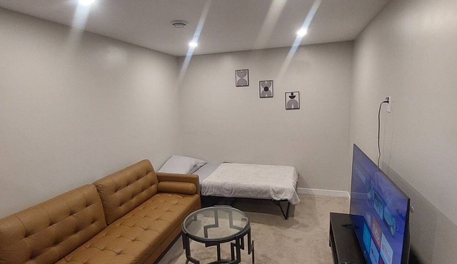 Private Suite – Private Entrance, Fast Wi‑Fi & Smart TV – Family & Pet‑Friendly in Regina