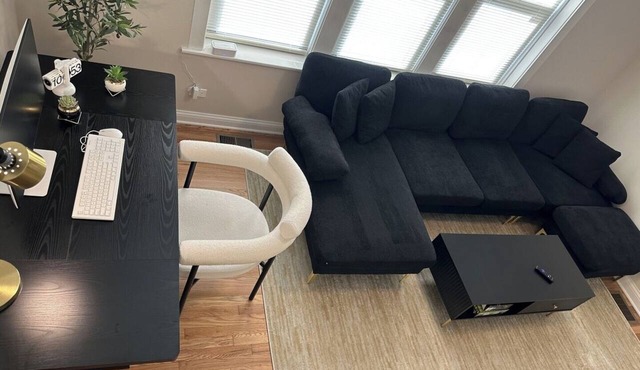 Private Workspace Sleeps4 Modern Stylish Stay in Chicago