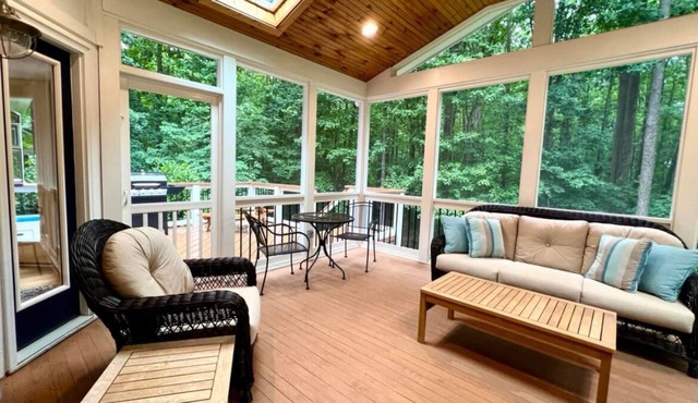 Queen studio - 15 mins. from airport in Raleigh