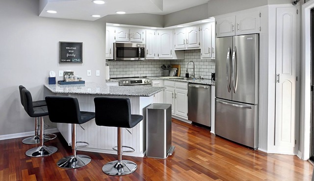 Quiet condo with king suite 4 miles from the beach,private balcony,pool hot tub.