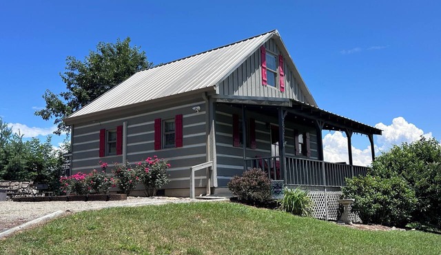 Quiet Mountain View Cabin on 2+ Acres w/Hot Tub overlooking The New River! in Crumpler