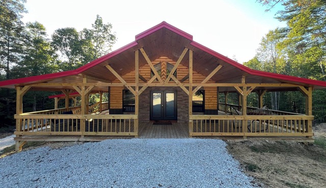 Red River Gorge, Wi-Fi, hot tub, fire pit, Natural Bridge, cabin, and private. in Campton