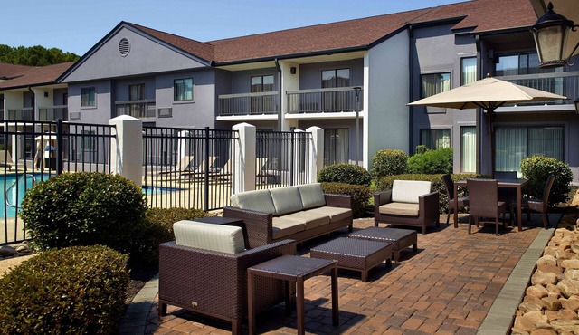 Relax and Unwind! 4 Comfortable Units, Free Parking, Pet-friendly, Onsite Pool