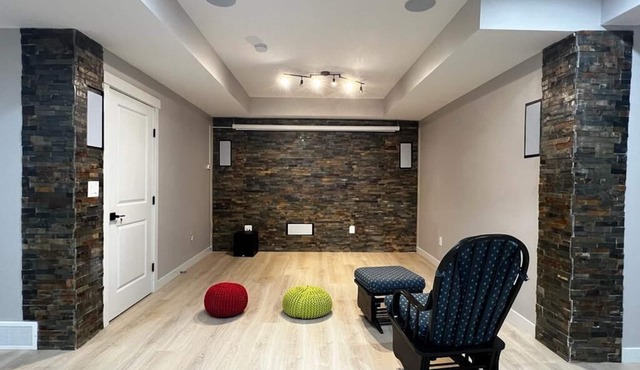 Relax, feel home: 2 Bed, Large Living & Home Theatre green home upscale neighbor in Calgary