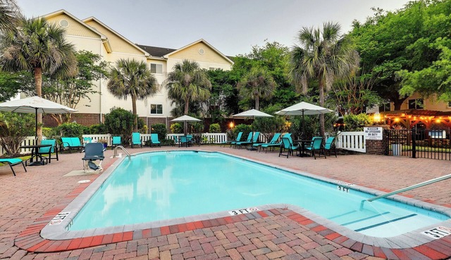 Relax in a Mount Pleasant 2BR Suite, Comfortable Layout Near Beachside SerenitY in Mount Pleasant
