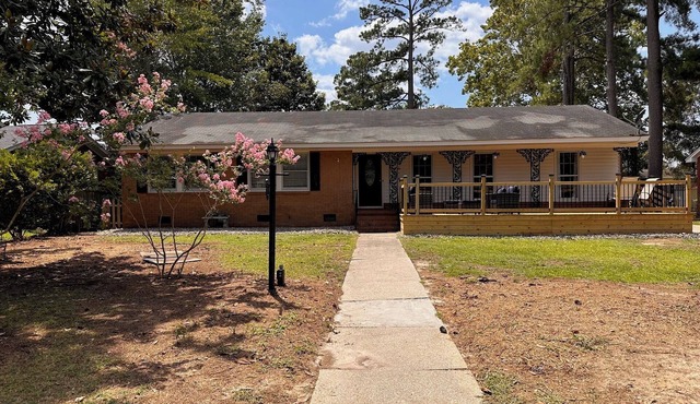 Relaxing 3 BR, 2 Bath Retreat Near ECU – Perfect for Families & Sports Fans!