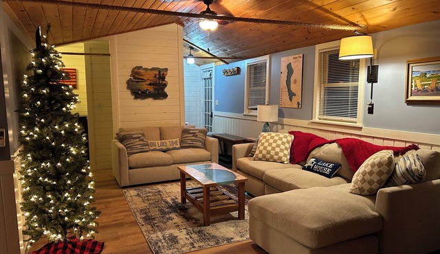 Relaxing Lakeside Getaway for 8. On ATV and snowmobile trails, free kayak use