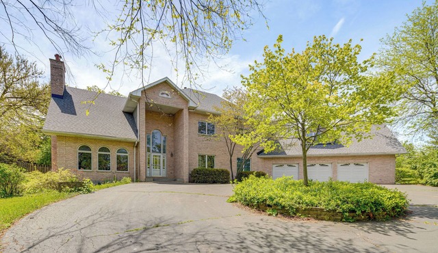 Relaxing Sauna: Hoffman Estates Villa in Elgin!