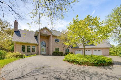 Relaxing Sauna: Hoffman Estates Villa in Elgin!