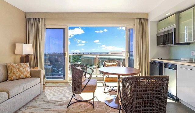 Renovated Ala Moana 1BR | Balcony & Mountain Views