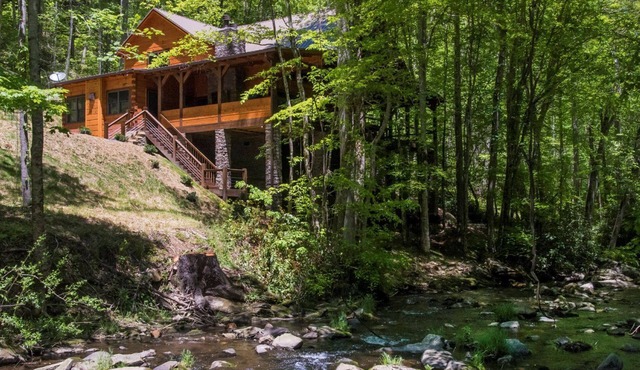 River Lodge-Pet Friendly, Luxury Log Cabin Rental, 3 Bedrooms, 5 Fireplaces, Hot Tub, 2 Decks with Outdoor Entertaining Areas on Creek in Western NC