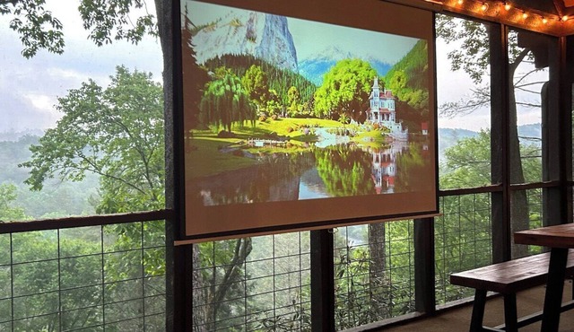 Riverbend Treehouse-Mountain/River Views, Hot Tub, Arcade, Outdoor Movie Screen