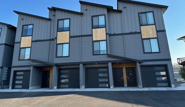 Riverfront TH with 3 bedrooms, modern, near Discovery Ctr., pet friendly in The Dalles